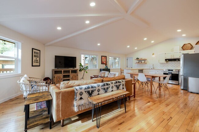 Building Photo - 3BR Furnished NW Bend Home