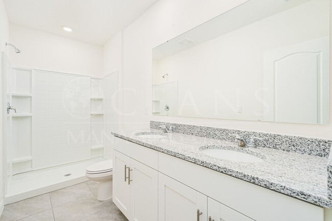 Building Photo - New Townhouse with Amazing Amenities