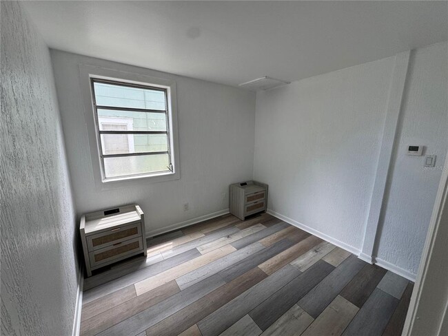 Building Photo - 142 6th Ave N