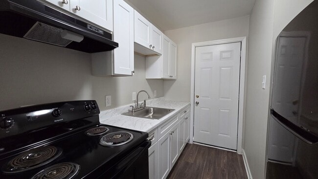 Building Photo - One Month Free! Classic 1 Bedroom Apartment in Historic Downtown College Park!