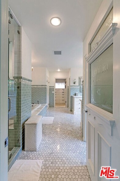 Building Photo - 226 Palisades Ave