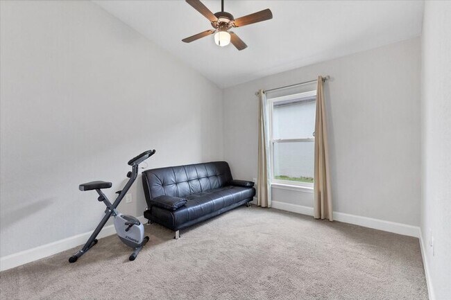 Building Photo - Welcome in to this beautiful Unfurnished -...