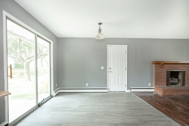 Building Photo - NICE RANCH IN AMHERST!