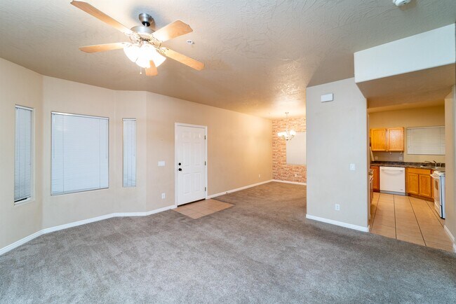 Building Photo - 184 S Valley View Dr