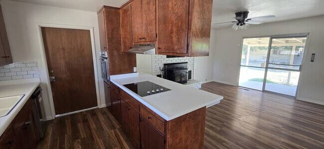 Building Photo - East Modesto Country Living, 3 Bedrooms 2 Bathrooms