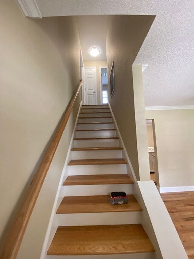 Building Photo - Updated 3 bed 2 bath house