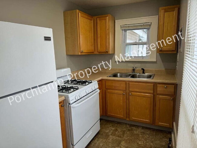 Building Photo - 547 Coit Ave NE