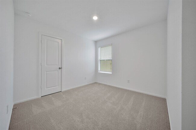 Building Photo - 723 Umbrella Tree Dr