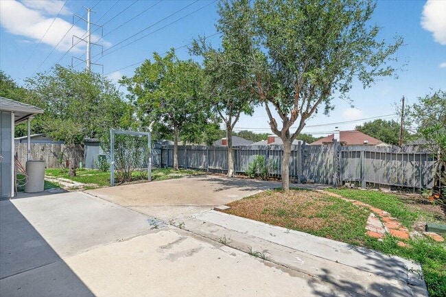 Building Photo - 6826 Holiday Ln