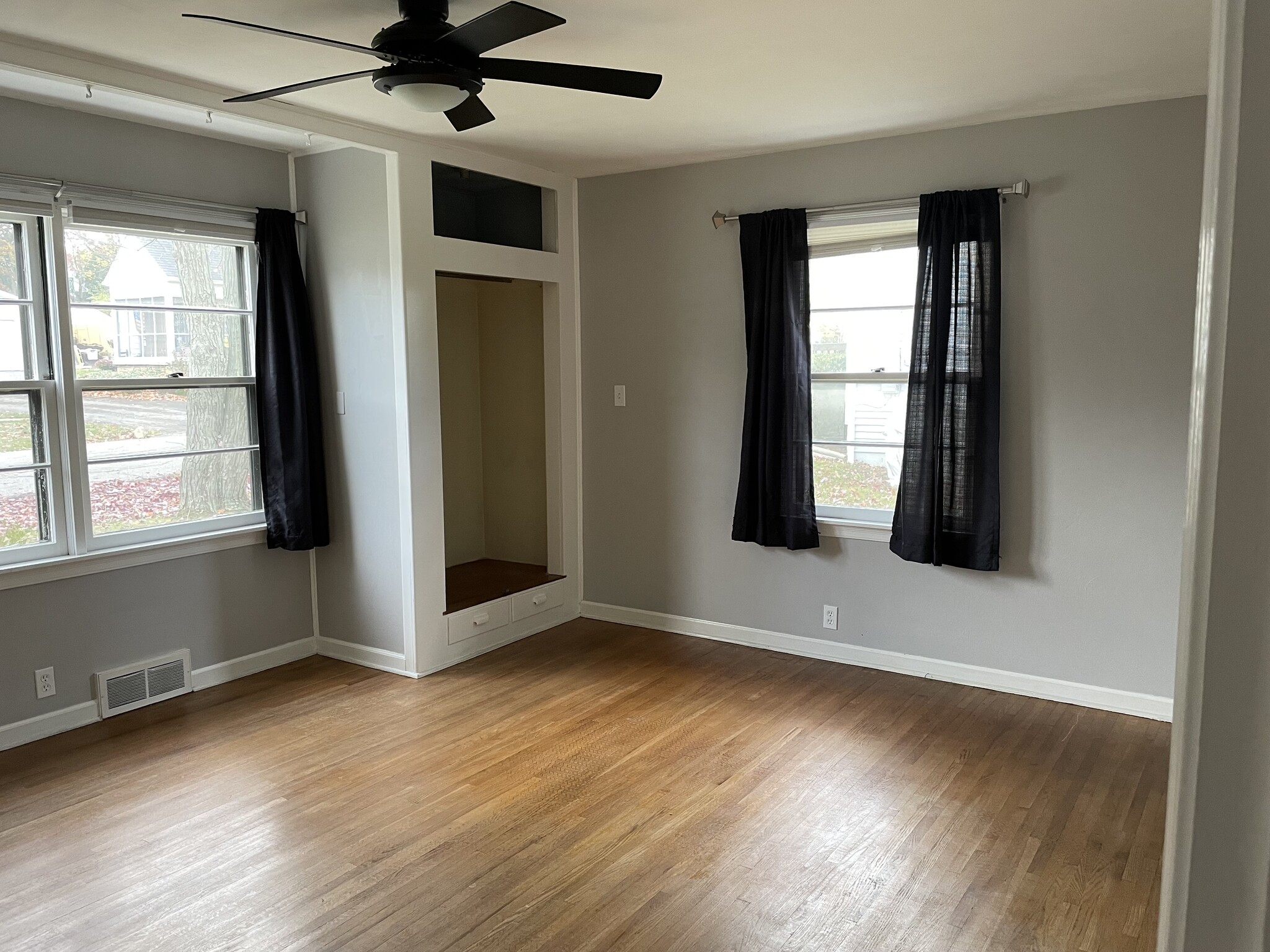 Building Photo - 526 Bank St