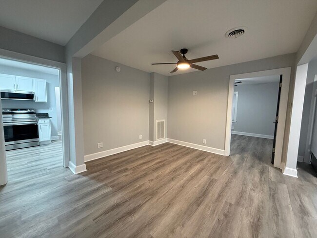 Building Photo - 313 E Bernard Ave