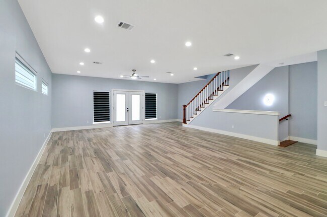 Building Photo - 3027 Clinton Dr
