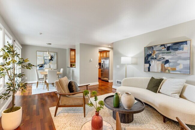 Building Photo - 8980 Redmond - Woodinville Rd NE