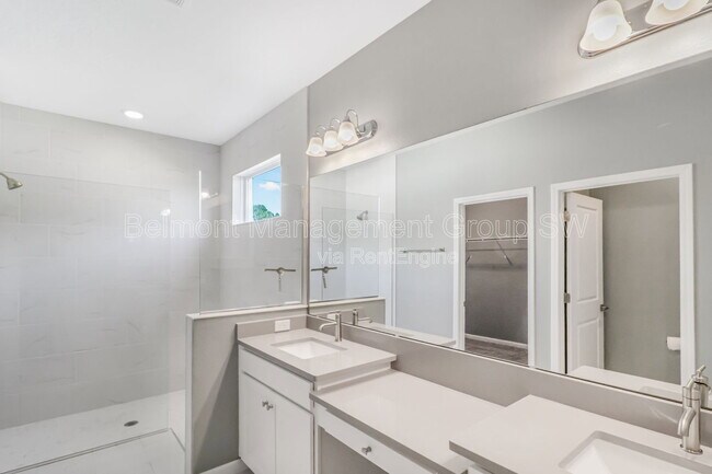 Building Photo - 30053 Island Club Dr