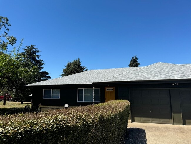 Building Photo - Fully updated 2 bed 1 bath single story duplex in a great location!