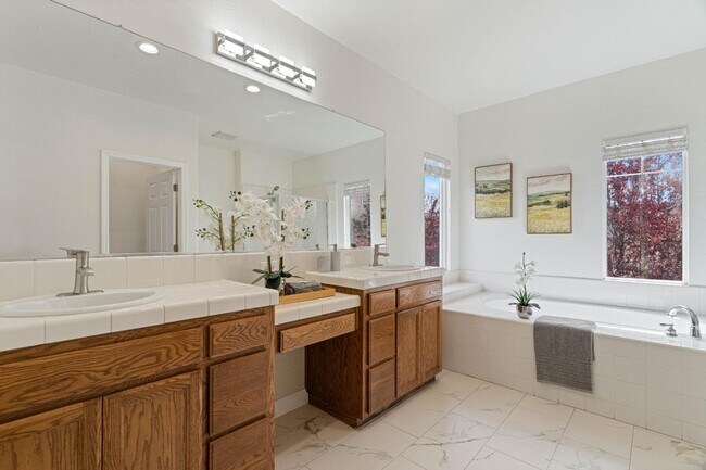 Building Photo - Large two-story home in the Bridal Ridge c...