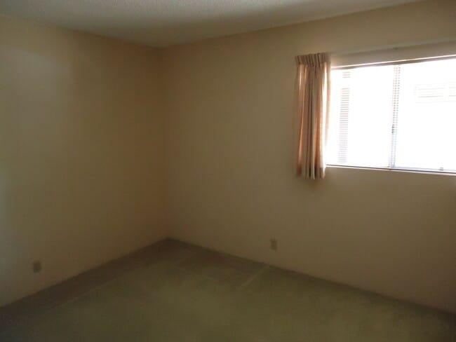 Building Photo - Clean 3 Bedroom, 2 Bath, 2 Car Garage Home in Village with views!!!