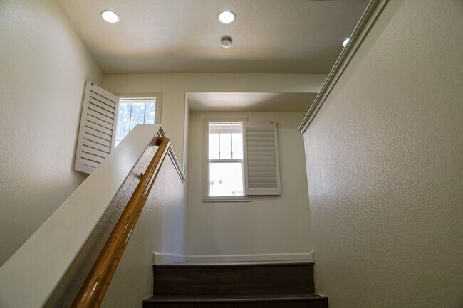 Building Photo - Beautiful and Spacious Home with Three Bedrooms Amazing Loft & Bonus Room!