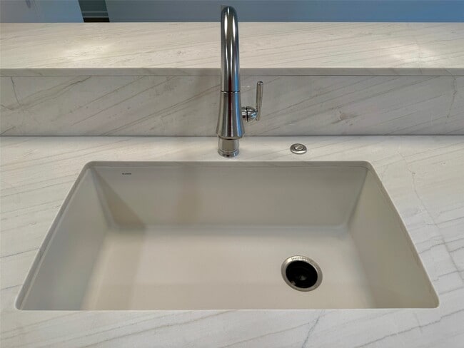 Building Photo - 5935 Meadow Way