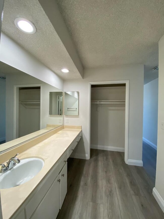 Building Photo - 300 S Gramercy Pl