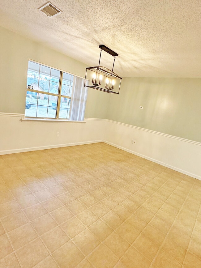 Building Photo - 714 Robin Hood Dr