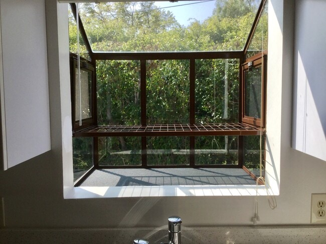 Building Photo - 2493 1/2 S Barrington Ave