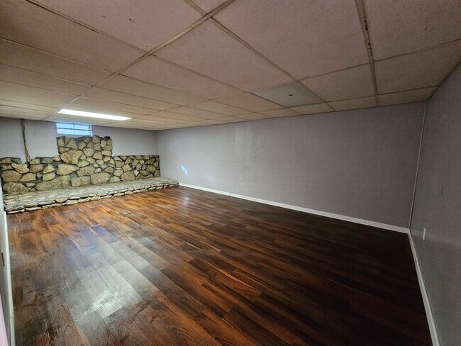 Building Photo - Spacious 3 Bedroom, 1.5 Bath House with Detached Garage