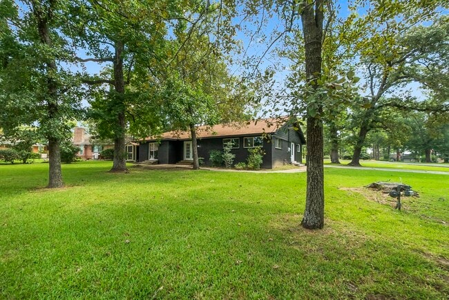 Building Photo - 62 Greenbriar Dr