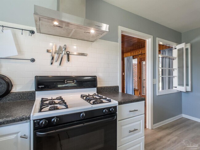 Building Photo - 1102 E Texar Dr