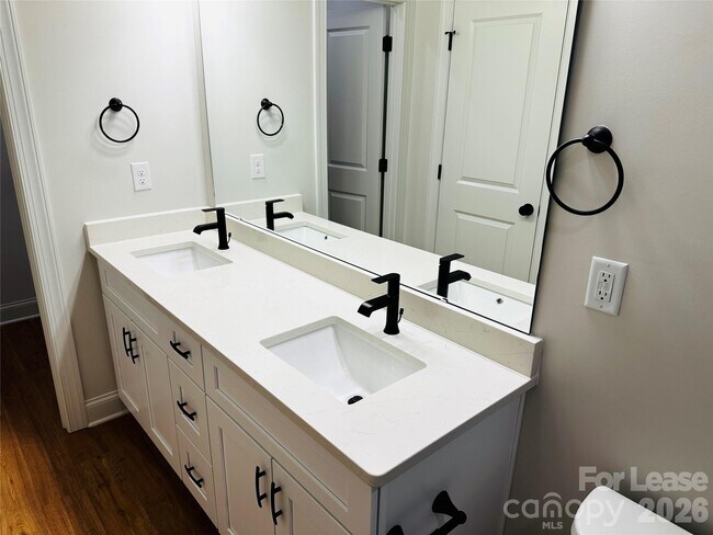 Building Photo - 525 N Linwood Ave