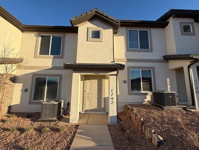 Building Photo - Includes internet - Pool/Pickle Ball +++