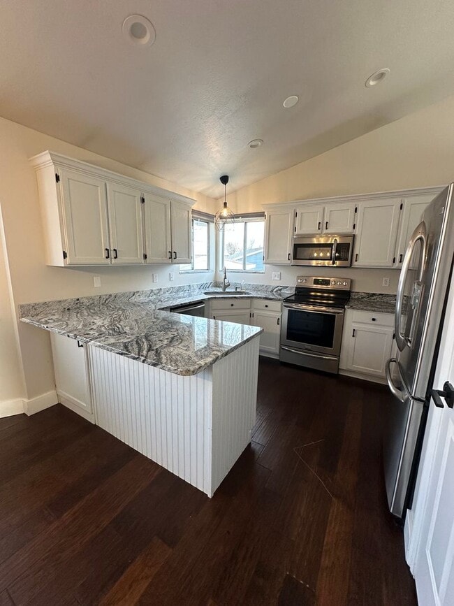 Building Photo - GET $500 OFF THE FIRST MONTHS RENT!!!