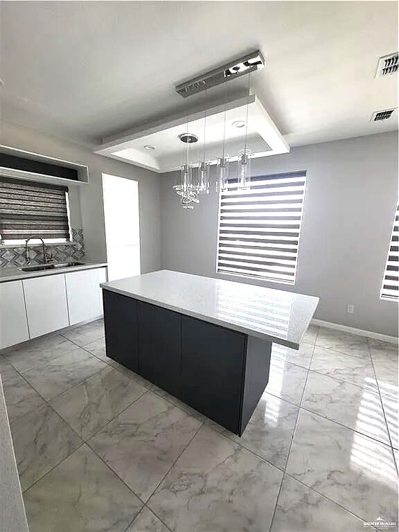 Building Photo - 3704 N Robin Ave