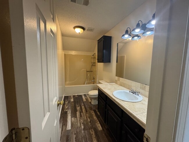Building Photo - 4 Bedroom 2.5 Spacious House In Fianna Hills