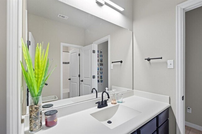Building Photo - 513 Cerezo Dr