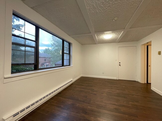 Building Photo - Charming 1-bedroom condo ideal for commute...