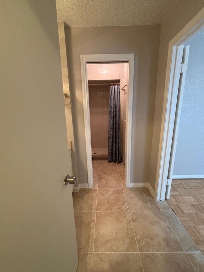 Building Photo - 2710 Briarhurst Dr