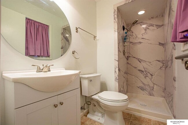 Building Photo - AVAILABLE NOW!