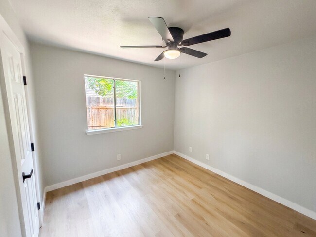 Building Photo - 8726 Timberbriar, San Antonio, TX 78250 | Home for Rent 78250