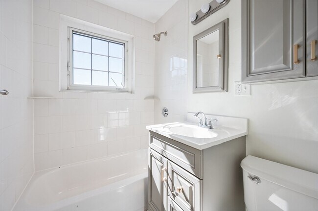 Building Photo - 32 St Paul St