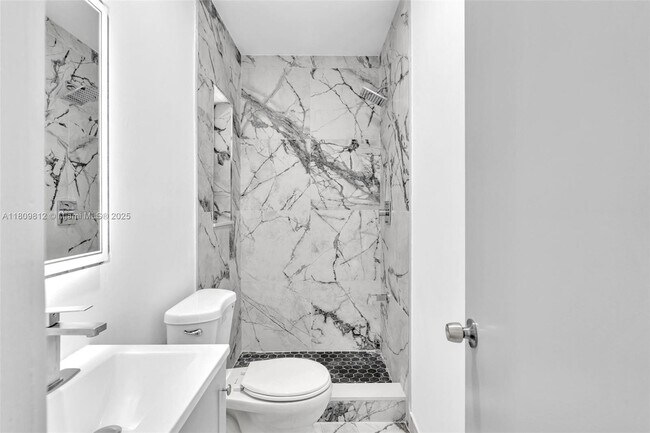 Building Photo - 418 S 57th Way