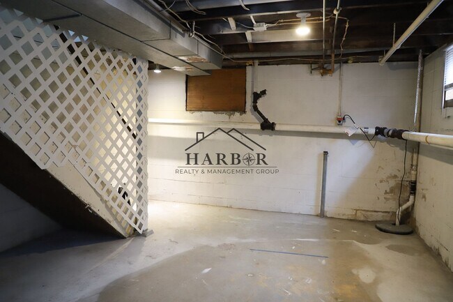 Building Photo - 11th Avenue NE Duplex