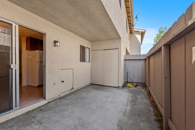 Building Photo - Spacious 3-Bedroom Townhome Near UCSD & UT...