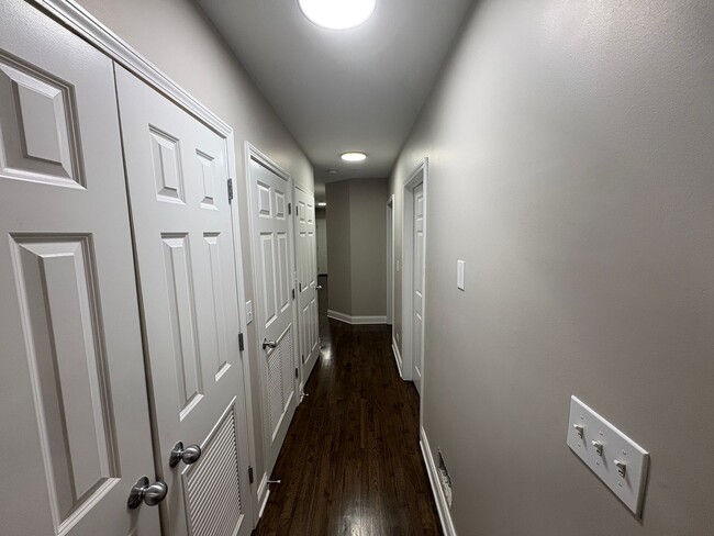 Building Photo - Spacious 2BD/2BA w/ High Ceilings + Modern...