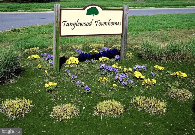 Building Photo - 2103 Tanglewood Dr