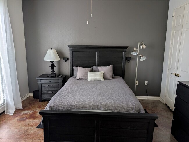 Building Photo - 2400 McCue Rd