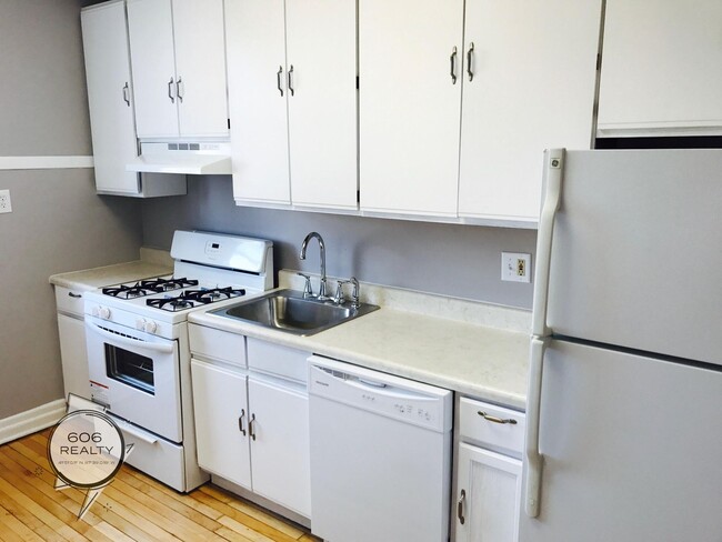 Building Photo - Old Irving Park Apts for Rent!