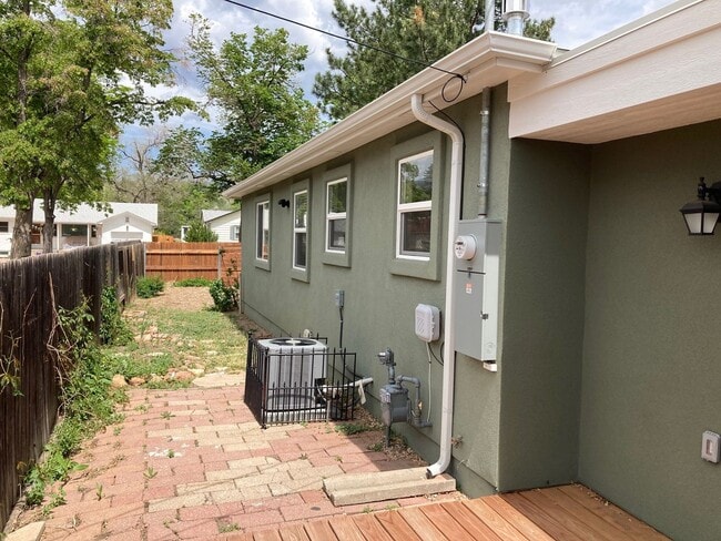 Building Photo - Beautiful 3 Bed 2 Bath with AC!