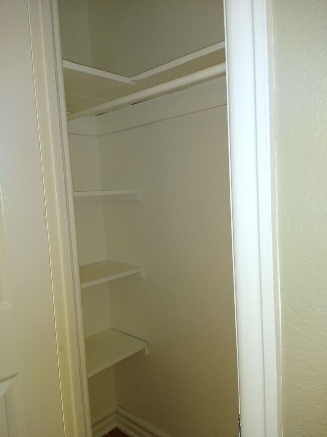 Building Photo - Charming Large 1 Bedroom in the Heart of the City