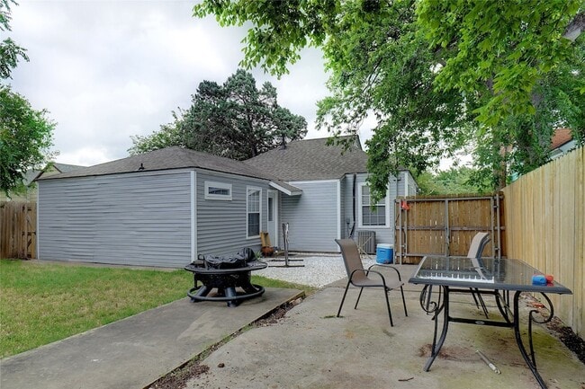 Building Photo - 219 Hartsdale Dr